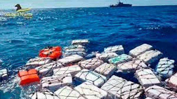 La policía italiana encontró dos toneladas de cocaína flotando en el mar