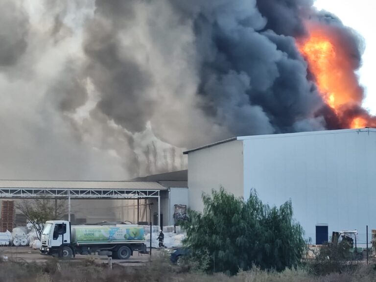 Incendio en Plastiandino: comunicado de Defensa Civil