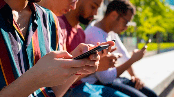 Advierten sobre los riesgos en la salud mental de los adolescentes que usan redes sociales