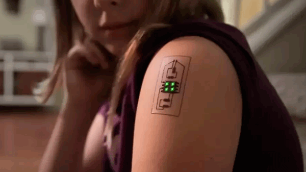 Cómo son los tatuajes electrónicos que impulsa Bill Gates: miden todo y reemplazan el celular