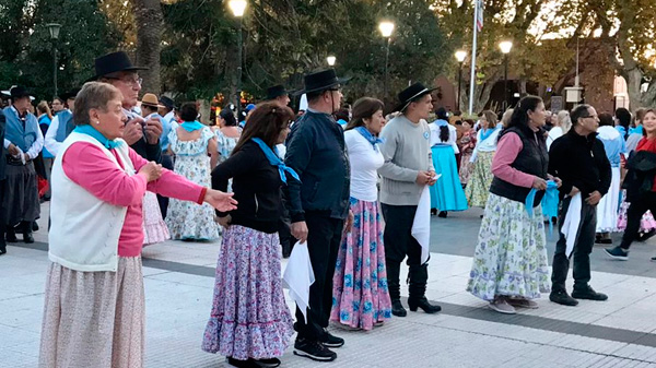 La plaza San Martín se llenó de bailarines para ensayar el Pericón nacional