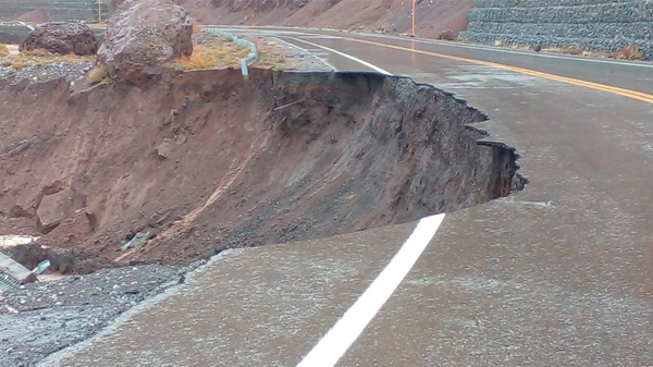 Impactante: El agua se llevó parte de la ruta