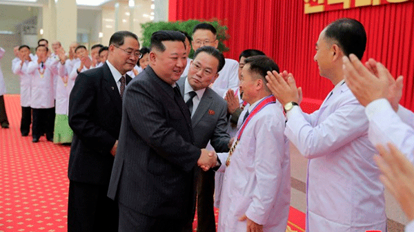 Kim Jong Un promete cooperación estratégica ‘de la mano’ con Putin
