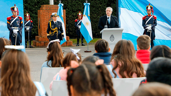 El Presidente tomó la promesa de lealtad a la bandera a alumnas y alumnos de escuelas públicas