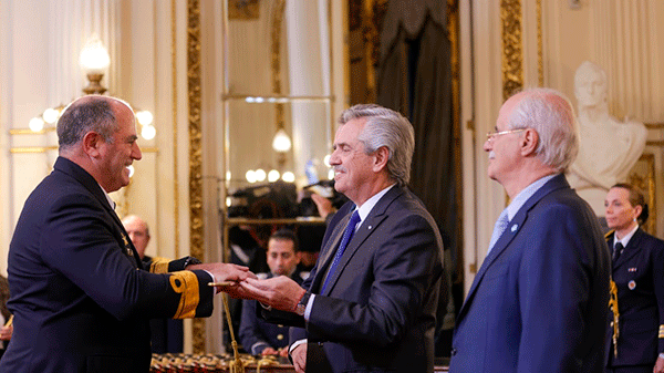 El Presidente encabezó la ceremonia de entrega de despachos y sables a la cúpula de las Fuerzas Armadas