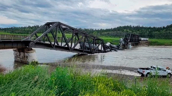 EEUU: se derrumbó un puente en Montana y un tren de carga cayó al agua