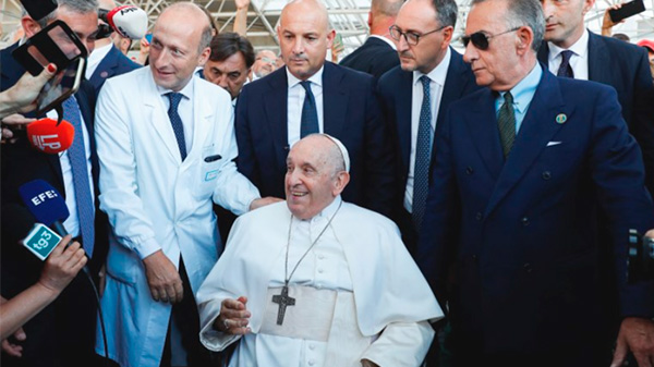 El Papa Francisco abandonó el hospital: «Gracias, recen por mí, sigo vivo»