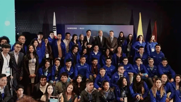 Más de 500 jóvenes colombianos se graduaron en Inteligencia artificial y programación