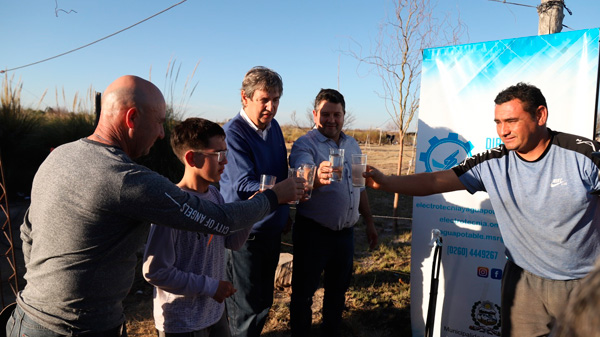 Emir Félix inauguró otra red de agua en Cañada Seca, recorrió obras y anticipó más inversiones