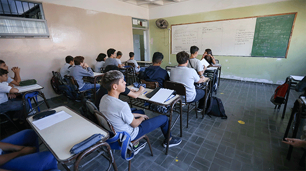 Alumnos mendocinos no terminan el colegio y responsabilizan a Cornejo y Suárez