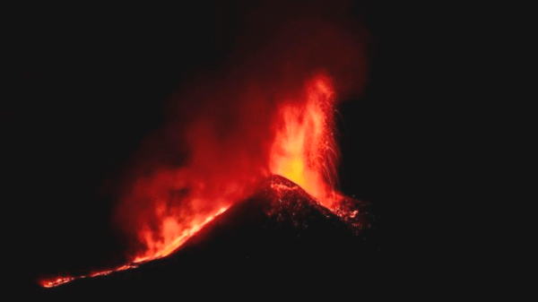 El volcán Etna entró en erupción y debieron cerrar el aeropuerto de Catania