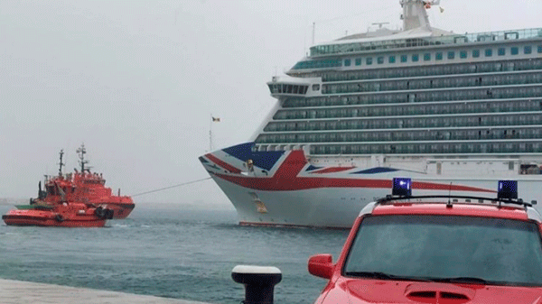 Los fuertes vientos sacudieron a un enorme crucero en Palma de Mallorca