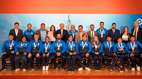El Presidente se reunió con las selecciones nacionales campeonas del mundo, Las Murciélagas y Los Murciélagos