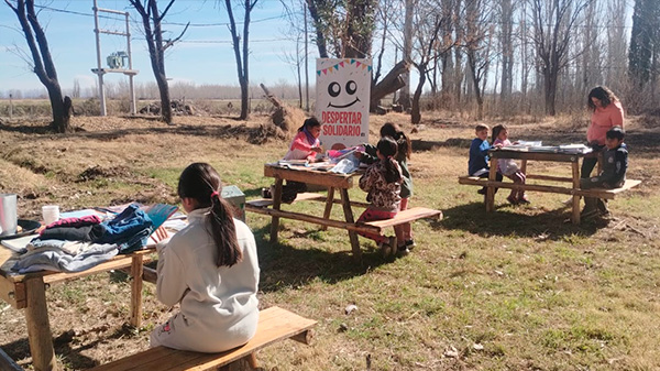 Despertar Solidario armó un Circuito Vial y entregó mesas para el espacio literario de una escuela de Las Malvinas