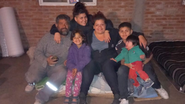 Con amor, unión y solidaridad, una familia sanrafaelina pasó de vivir en un colectivo a construir su propia casa