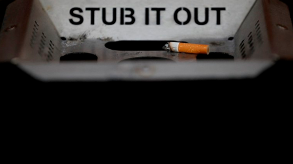 El gobierno británico analiza la prohibición total de la venta de cigarrillos