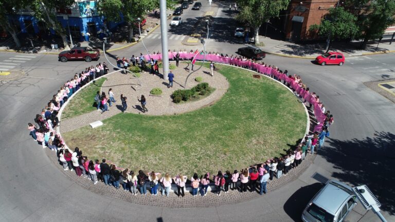 Octubre rosa en San Rafael: lazo viviente y concientización sobre el cáncer de mama