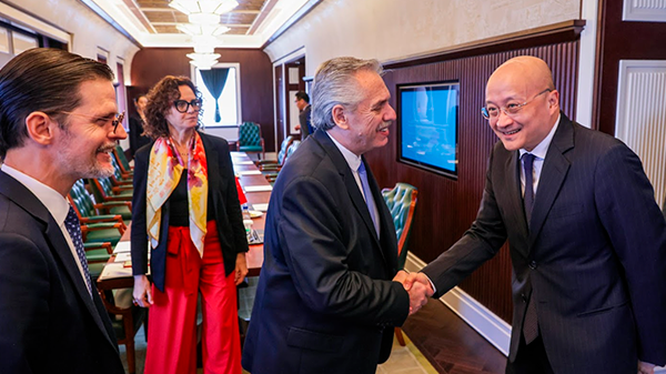 El Presidente mantuvo reuniones con representantes de empresas mineras y de energías renovables en Shanghai