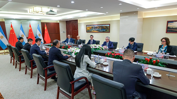 El Presidente se reunió con autoridades de una empresa china que desarrolla proyectos de extracción de litio en Salta