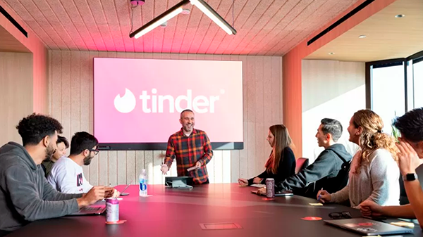 La nueva e inesperada función de Tinder: tu familia y amigos van a poder recomendarte perfiles para hacer match