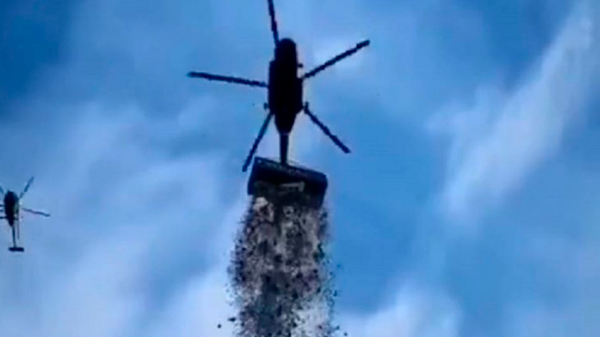 Un influencer checo arrojó un millón de dólares desde un helicóptero para sus fanáticos