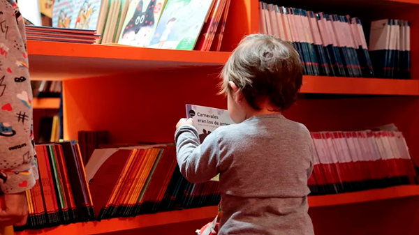 ¿Libros en papel o digital? Cuál es mejor para la salud y la comprensión lectora de los niños