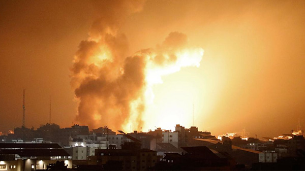 Israel bombardea Gaza e intercambia disparos con Hezbollah en la frontera del Líbano
