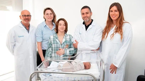 Nació el primer bebé europeo gestado por dos madres