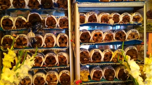 Bolivia celebró la tradición de las «ñatitas», un peculiar culto a cráneos humanos milagrosos