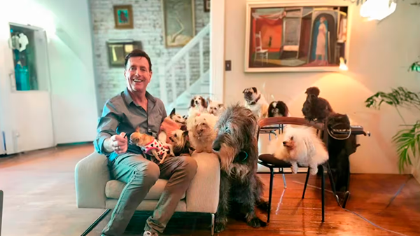 La misión de Steve Greig de adoptar a una decena de animales necesitados para honrar a su perro muerto