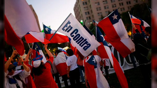 Chilenos rechazan por segunda vez en las urnas una propuesta de nueva Constitución