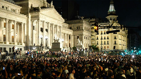 Masiva convocatoria en Plaza Congreso en rechazo al DNU del gobierno de Milei