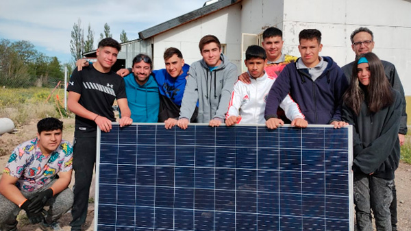En un proyecto institucional, alumnos y docentes de la escuela Albergue de El Sosneado instalaron paneles solares