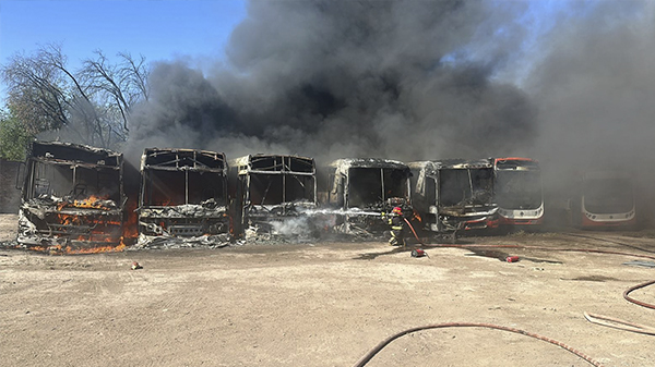 Incendio afectó a cinco colectivos de la empresa Iselin