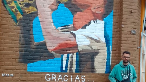 El artista plástico, Patxi Mazzoni, pintó un mural de Lionel Messi en Panadería Moreno