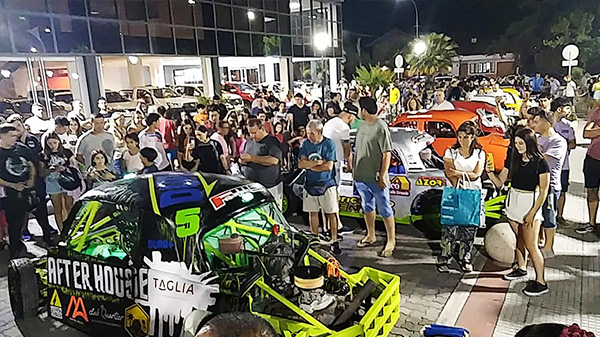 Fanáticos del Speedway visitaron la exhibición de autos y motos en la Plaza Francia