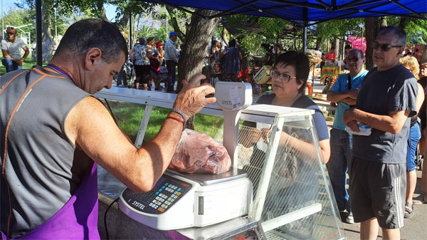 Exitoso comienzo del programa «carne en tu barrio» en la Plaza Espínola