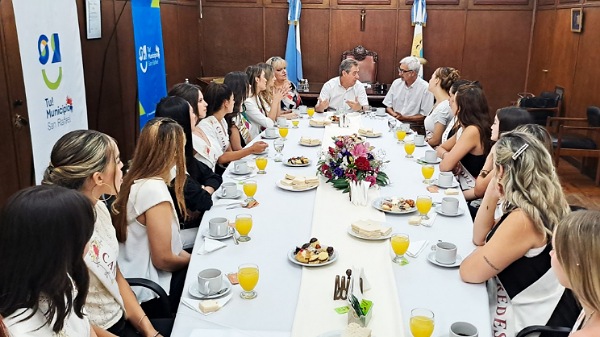 Omar Félix compartió el tradicional desayuno con las representantes vendimiales