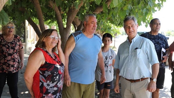 Félix y los vecinos del barrio Los Olivos celebraron el inicio del asfalto