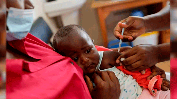 África inició una campaña de vacunación sistemática contra la malaria en un hito mundial