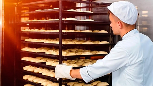 El salario mínimo en caída libre: sólo alcanza para comprar 87 kilos de pan