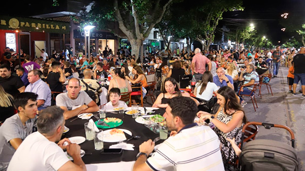 Continúa con éxito la peatonal del arte en General Alvear