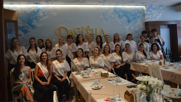 Pastella homenajeó a las reinas y les brindó un desayuno