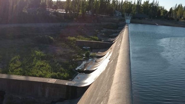 Murió un hombre al caer en una moto del vertedero de lago El Nihuil 