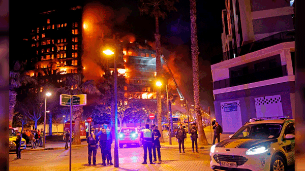 Terror en Valencia por incendio generalizado en dos edificio de 14 pisos: al menos cuatro muertos y 14 heridos