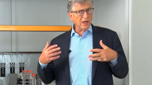 Cómo Bill Gates quiere frenar al VIH con el apoyo al desarrollo de vacunas