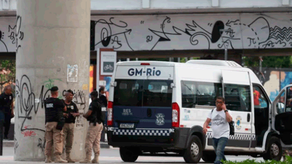 Un hombre secuestró un ómnibus en Río de Janeiro y mantuvo como rehenes a los pasajeros