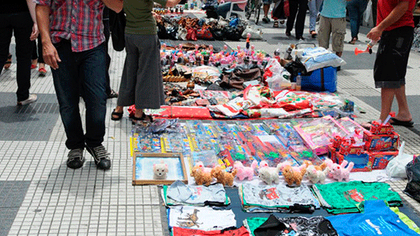 Comerciantes señalan que la venta callejera los está perjudicando