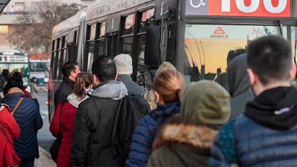 Los estatales rechazaron la oferta del Gobierno provincial: “No alcanza ni para el colectivo”