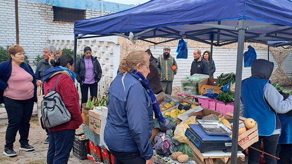 Vecinos de Villa Atuel aprovecharon de la calidad y buenos precios de la Feria Franca municipal